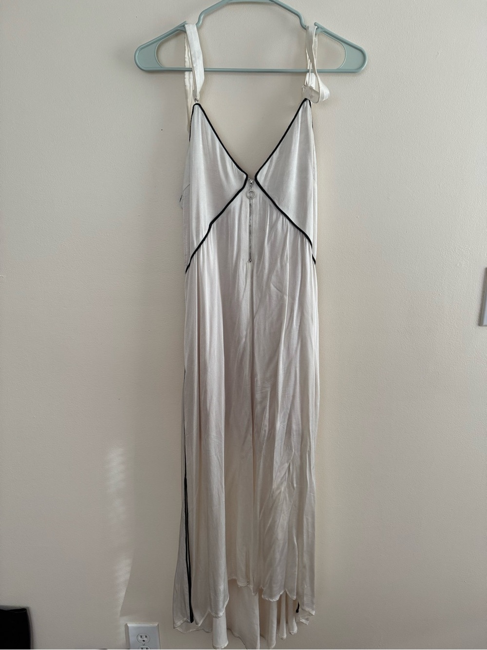 Line & Dot White Slip with Black Contrast Piping